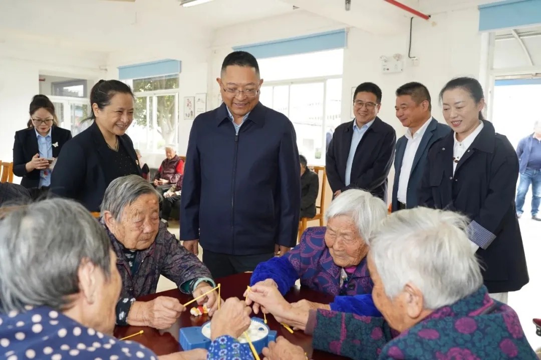 嘉定区委书记肖文高赴徐行镇开展“敬老月”走访慰问活动  